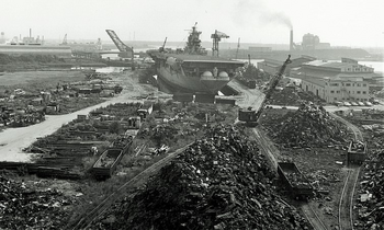 富兰克林号航母在1966年被拆解的情景。这艘航母在1945年受到重创，而后虽然花费重金修复，却没有再次使用过。朴次茅斯拆船厂已经被其他船上拆下来的金属碎片堆满了。