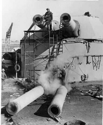 二战军舰的炮管通常都是很好的重废料钢，所谓好钢用在炮管上。而且炮管一般有较高的镍和铬成分。这是科罗拉多号(BB-45)在1959年被拆解时，两根Mk5主炮的炮管刚刚被切下，还在甲板上冒烟。