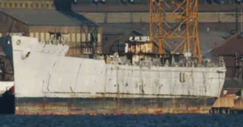 这是2006到2007年间，由北美船舶回收公司(North American Ship Recycling)拆解的二战潜艇母舰猎户座号(AS-18)。因为上层建筑和上层甲板已经被拆除，船体比正常吃水位置高出许多。
