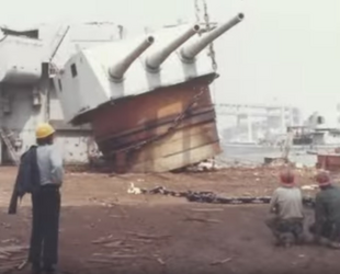1970年代，齐德尔公司正在从一艘二战巡洋舰上拆除Mk15三联装8寸炮塔。齐德尔拆解了数以百计的二战军舰。