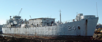 2007年，由Bay Bridge Enterprises拆解的斯芬克斯号(ARL-24)维修舰。本来负责这艘船的拆船厂破产了，这种破产在1990到2000年代越发常见。Robert Hurst摄影。