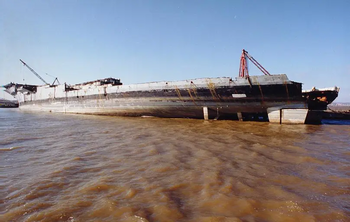 珊瑚海号(CV-43)航母的舰尾因为剩余的前部甲板重量，翘起露出水面。