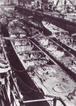 二战结束后一年，在费城的一座干船坞中正在被拆解的克莱姆森级和波特级驱逐舰。这些军舰在二战还在打的时候就已经过时了。 有时多艘军舰会在同一个干船坞里同时进行拆解，原因后述。 Kit Bonner摄影，发布于Warship Boneyards。