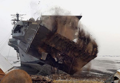 大力神号航母是英国在二战末尾开工建造的，但英国人在战后没有预算将其完成。印度购买了这艘半成品，将其按照印度的设计完工，并命名为维克兰特（勇敢）号。维克兰特号于1997年退役。这张照片是2014年在印度阿朗拆解时拍摄的，可以看到飞行甲板的前端已经被切断，正在落下。