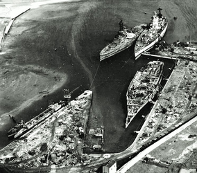 这张照片摄于1949年5月，是罗德尼号、复仇号和纳尔逊号在苏格兰因佛凯兴进行拆解的场景。罗德尼号位于一座特殊的拆解平台旁。 二战后，复仇号作为一战战列舰已经落后于时代，罗德尼号的机械状况很糟，但纳尔逊号则在1944年刚刚进行过一次昂贵的升级改装，尚可服役一段时间。1947年的海军军费缩减导致她被迫退役，并在两年后拆解。